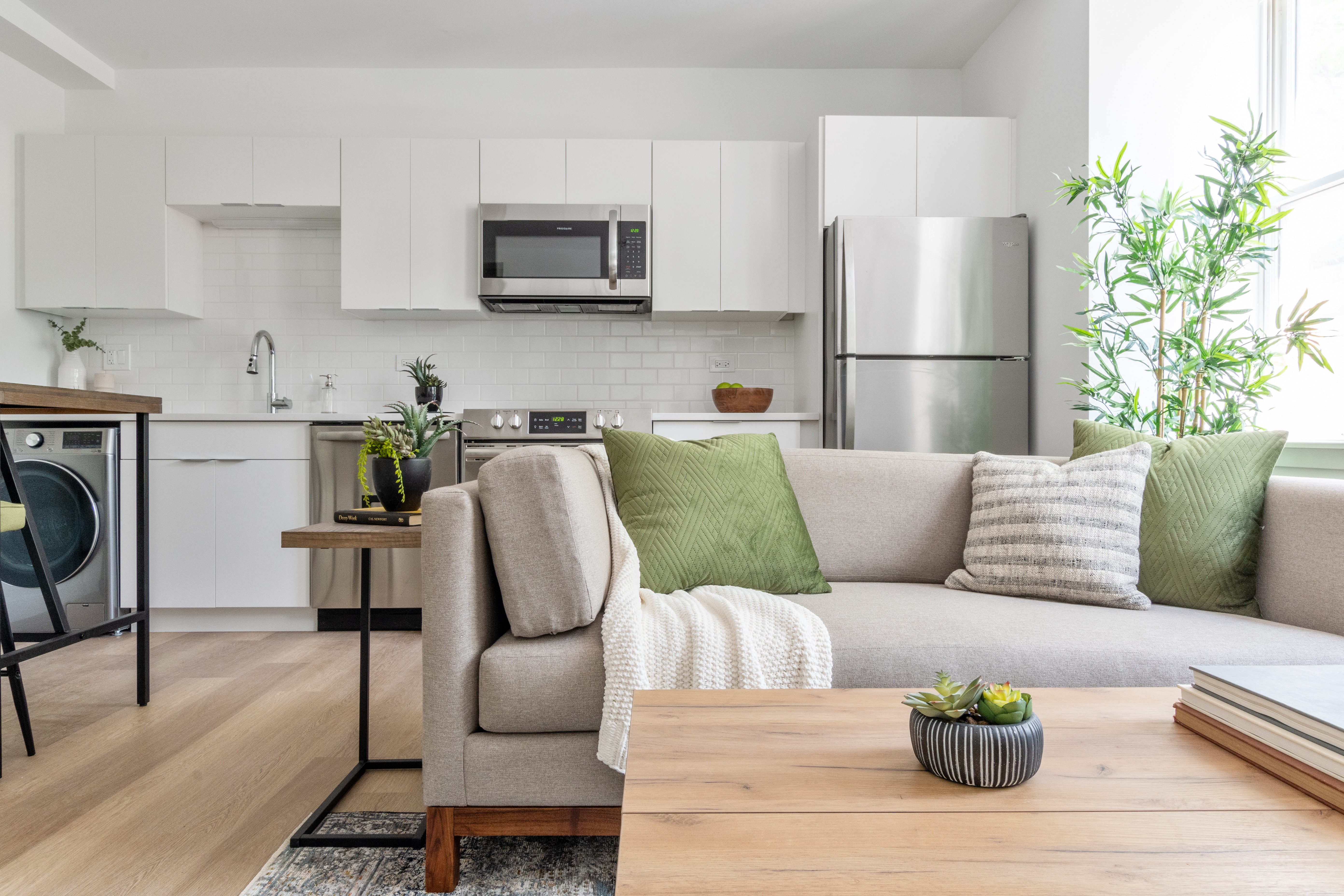1650 W. Roscoe St. 1650 W. Roscoe St., Chicago, IL 60657 - Leasing by Cross Street
